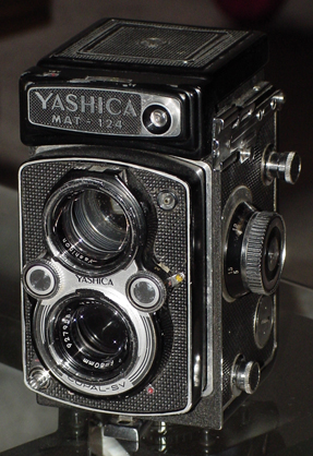 yashica-mat 124 vintage twin-lens film camera 1964